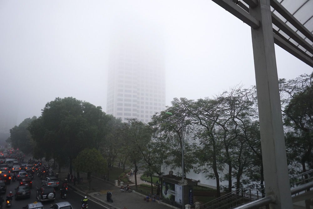 Sương mù dày đặc bao phủ Hà Nội - 7 Sương mù trên hồ Ngọc Khánh.