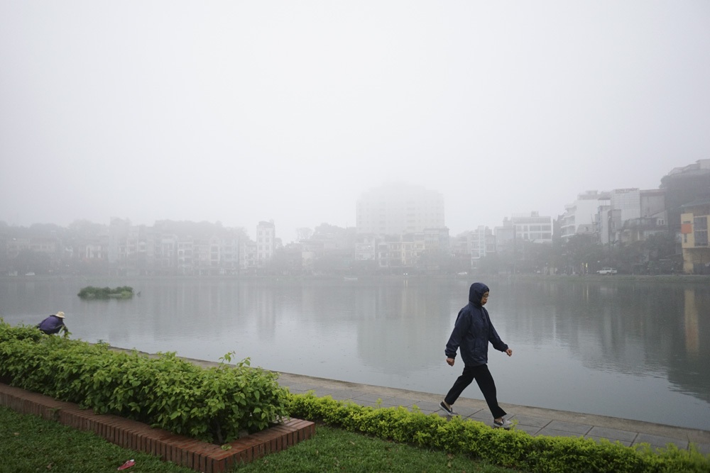 Sương mù dày đặc bao phủ Hà Nội - 9 Sương mù trên hồ Ngọc Khánh.