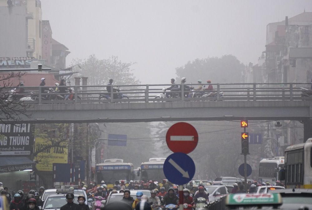 Sương mù dày đặc bao phủ Hà Nội - 10 Khi tầm nhìn bị hạn chế nhất cũng là lúc người dân bắt đầu đến công sở, học sinh đến trường.