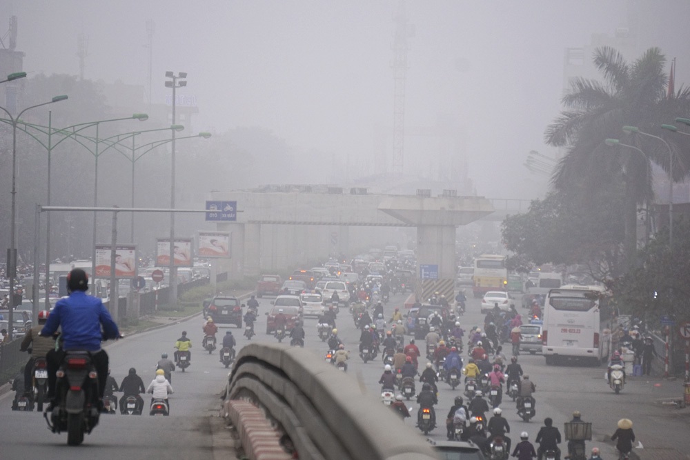 Sương mù dày đặc bao phủ Hà Nội - 11 Một đoạn sông Tô Lịch trong sương mù sáng nay.