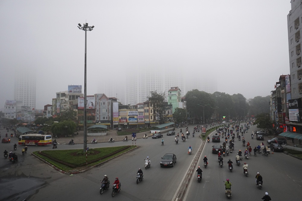 Sương mù dày đặc bao phủ Hà Nội - 12 Một đoạn sông Tô Lịch trong sương mù sáng nay.