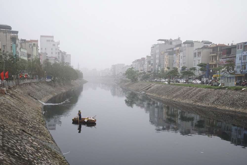 Sương mù dày đặc bao phủ Hà Nội - 13 Một đoạn sông Tô Lịch trong sương mù sáng nay.