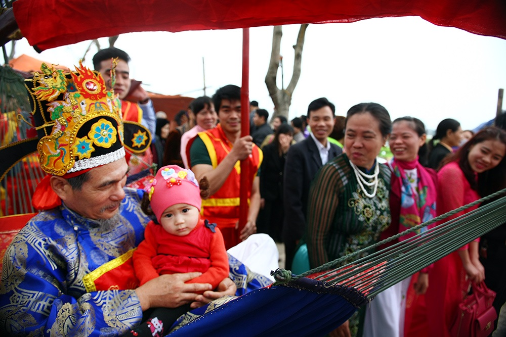 Các quan được rước bằng võng, chỉ có vua và chúa được rước bằng kiệu sơn son thếp vàng.