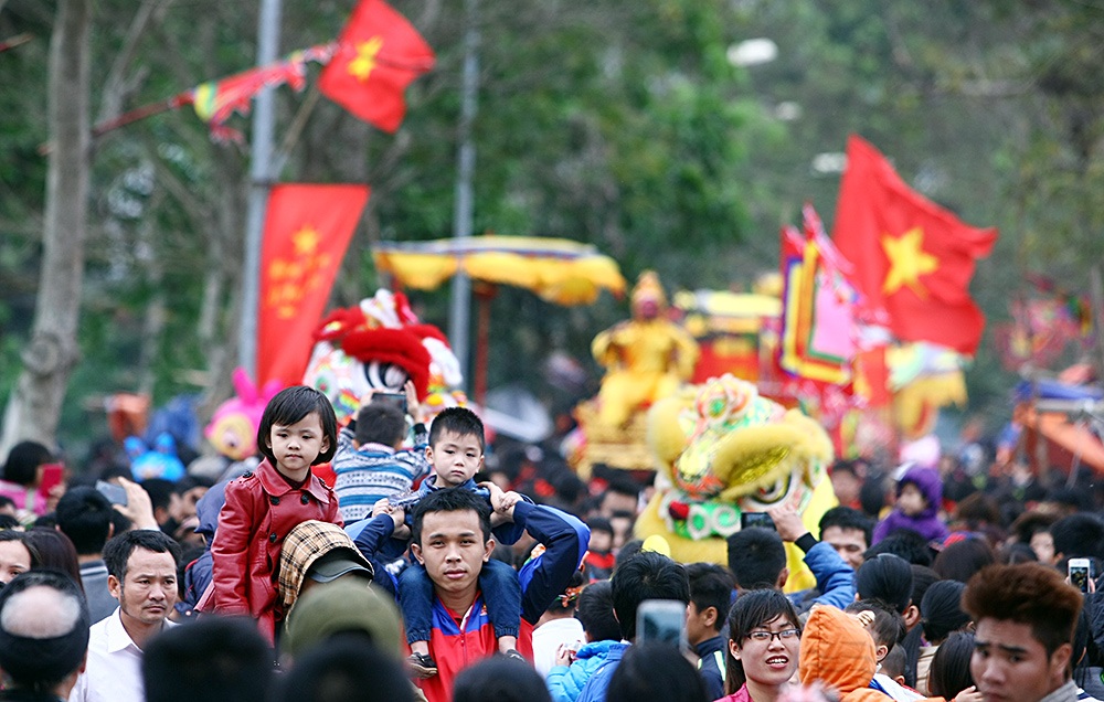 Các quan được rước bằng võng, chỉ có vua và chúa được rước bằng kiệu sơn son thếp vàng.