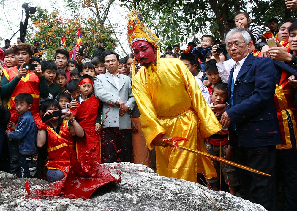 Chúa diễn lại tích xưa chém ma gà để hoàn tất xây thành Cổ Loa.