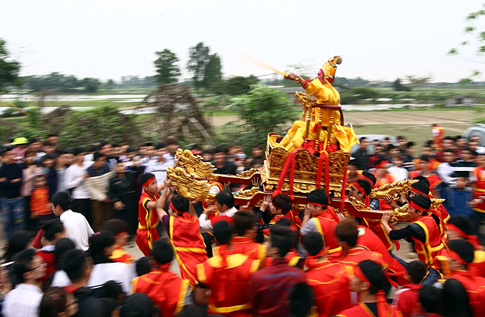 Chúa diễn lại tích xưa chém ma gà để hoàn tất xây thành Cổ Loa.