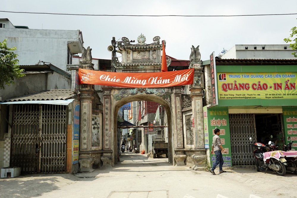 Cũng lại có một cổng khác vào thôn Tràng.