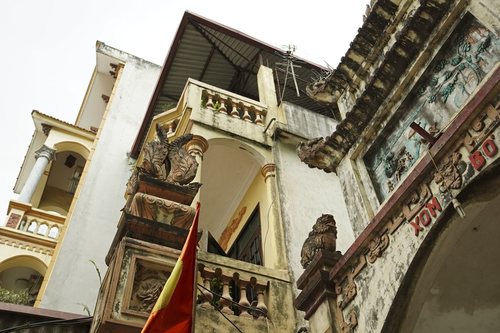 Cổng vào thôn Thượng, được trùng tu vào tháng 8/2000.