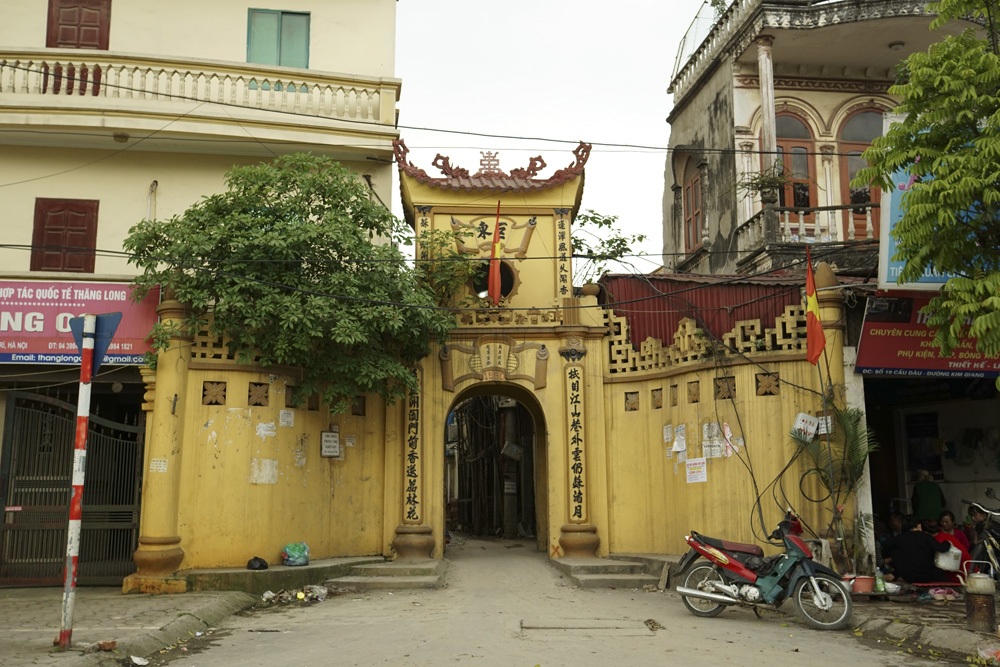 Cổng vào thôn Thượng, được trùng tu vào tháng 8/2000.