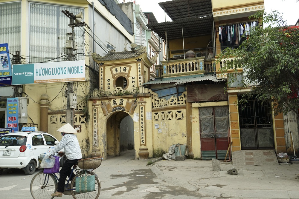 Cổng vào xóm chùa Nhĩ, được xây từ năm 1942.