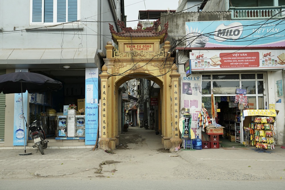 Cổng vào xóm chùa Nhĩ, được xây từ năm 1942.