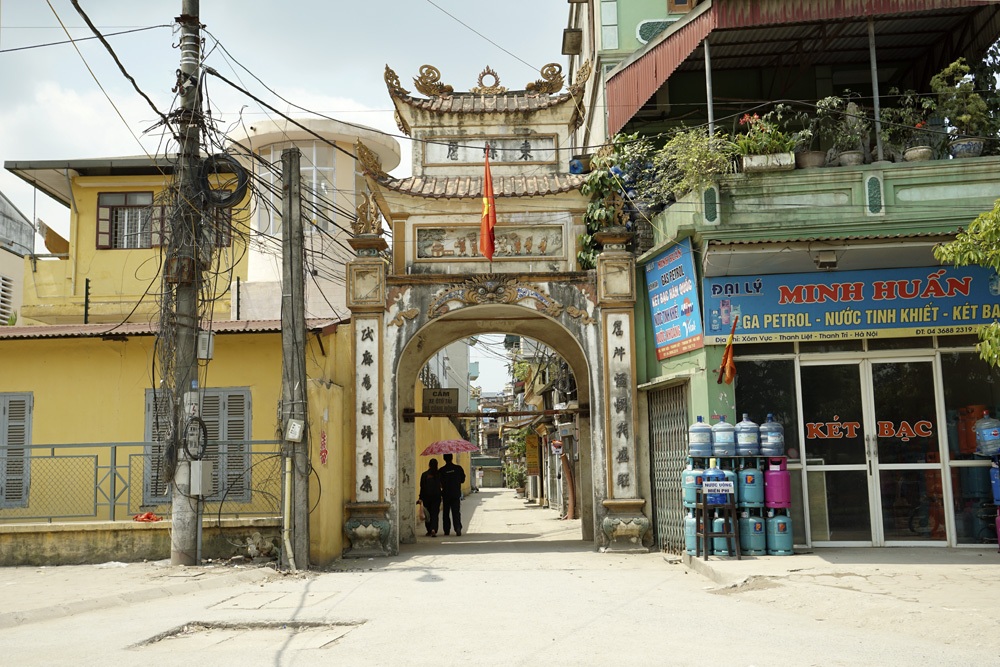 Cổng vào xóm Mụ.