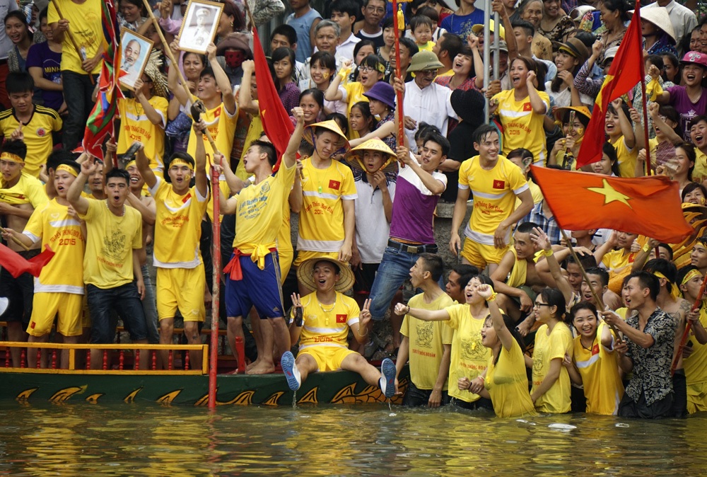 Những pha húc thuyền táo bạo trong lễ hội làng Đăm