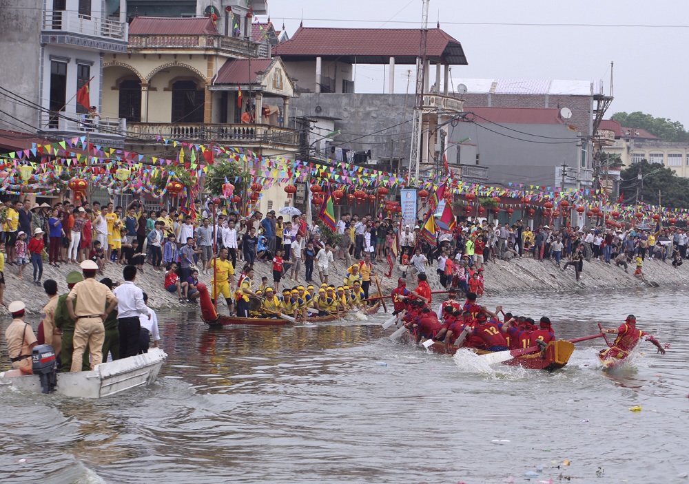 Những pha húc thuyền táo bạo trong lễ hội làng Đăm