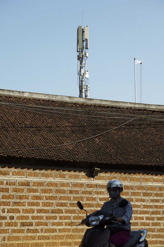 Các ngôi nhà mới xây 2 tầng khang trang trên đường làng.