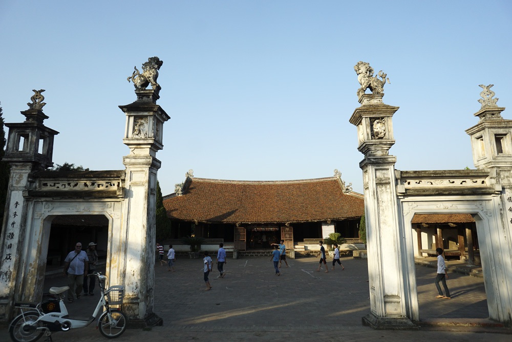 Đình Mông Phụ được xây dựng trên khu đất cao nhất làng rộng khoảng 1.800 m2 hướng về phía Tây Nam.