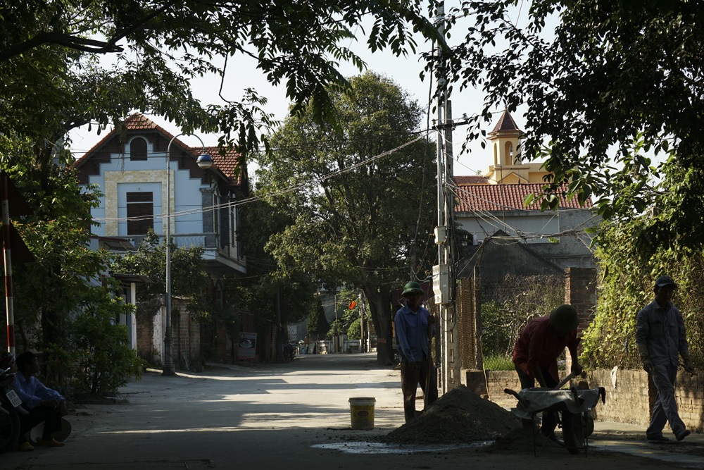 Theo BQL di tích làng cổ Đường Lâm trong năm 2014 có 40 hộ xây nhà cao tầng mới.