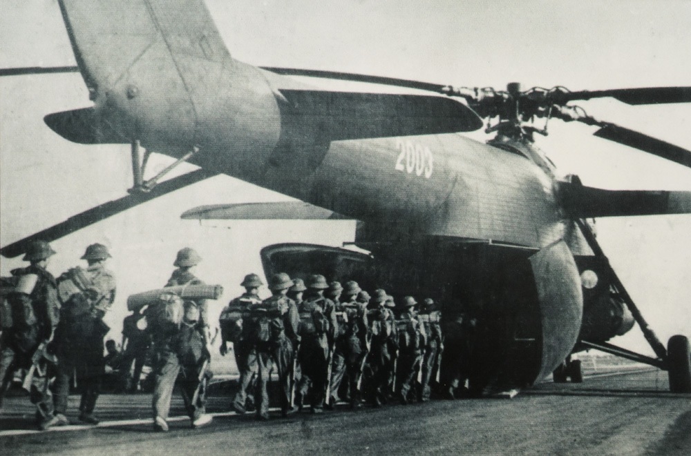 Đại thắng mùa Xuân 1975 - Sức mạnh Việt Nam - 11 Quân đoàn 1 từ hậu phương hành quân bằng máy bay tham gia Chiến dịch Hồ Chí Minh, tháng 4/1975.