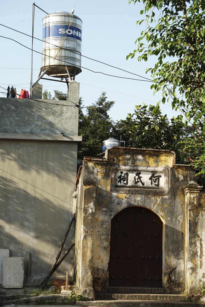 Theo BQL di tích làng cổ Đường Lâm trong năm 2014 có 40 hộ xây nhà cao tầng mới.