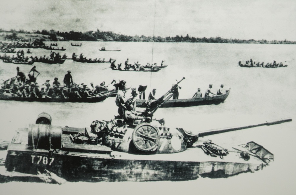 Đại thắng mùa Xuân 1975 - Sức mạnh Việt Nam - 12 Đoàn 232 vượt sông Vàm Cỏ Đông tiến theo hướng Tây và Nam về Sài Gòn, 28/4/1975.