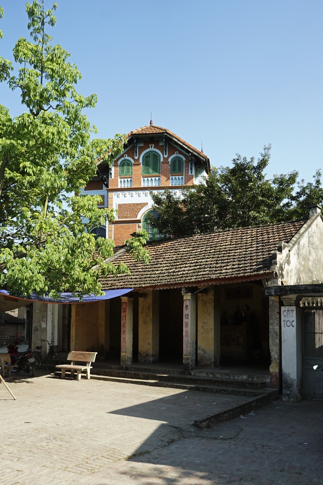 Nhà cũ nhà mới đan xen.