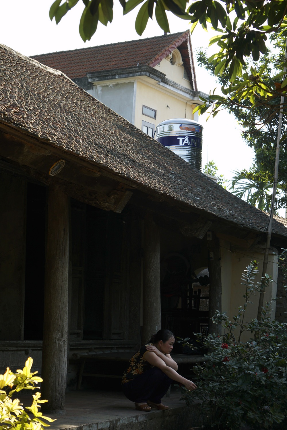 Nhà cũ nhà mới đan xen.