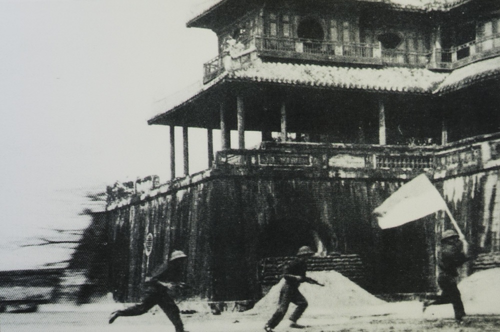 Đại thắng mùa Xuân 1975 - Sức mạnh Việt Nam - 14 Quân giải phóng tiến vào Đại nội Huế.