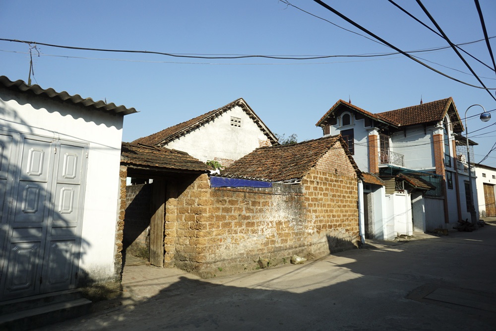 Nhà cũ nhà mới đan xen.