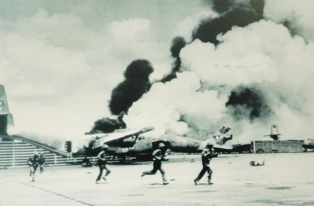 Đại thắng mùa Xuân 1975 - Sức mạnh Việt Nam - 15 Quân giải phóng tiến vào sân bay Tân Sơn Nhất, ngày 30/4/1975.
