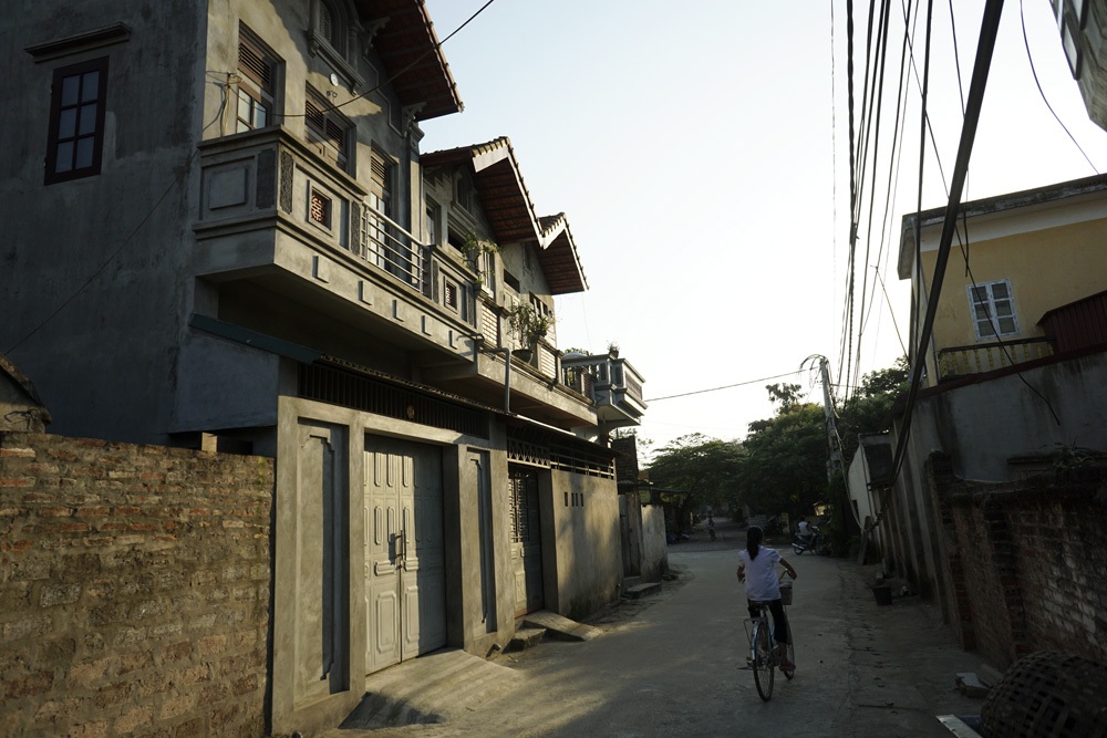 Các ngôi nhà mới xây 2 tầng khang trang trên đường làng.