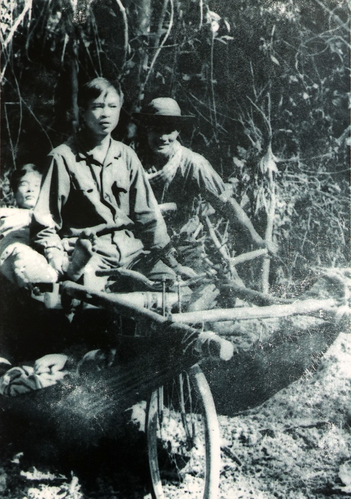 Đại thắng mùa Xuân 1975 - Sức mạnh Việt Nam - 16 Quân giải phóng tiến vào sân bay Tân Sơn Nhất, ngày 30/4/1975.