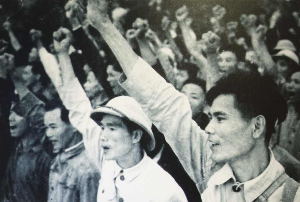 Thanh niên hưởng ứng phong trào ba sẵn sàng tình nguyện lên đường đánh Mỹ.