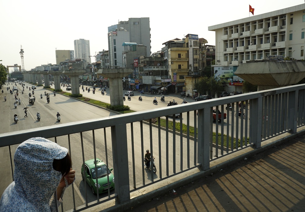 Hà Nội: Nắng rát mặt trên tuyến phố khuyết cây xanh