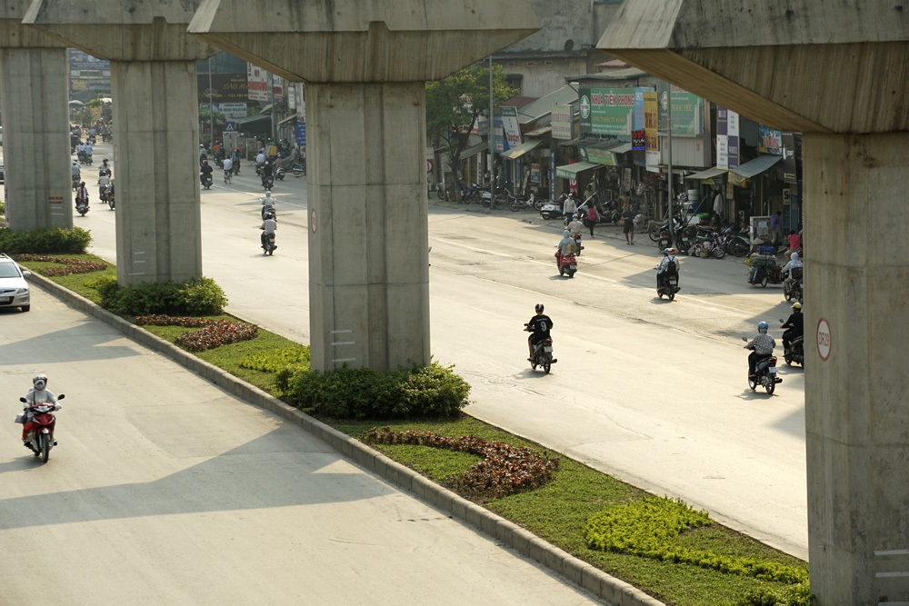 Hà Nội: Nắng rát mặt trên tuyến phố khuyết cây xanh