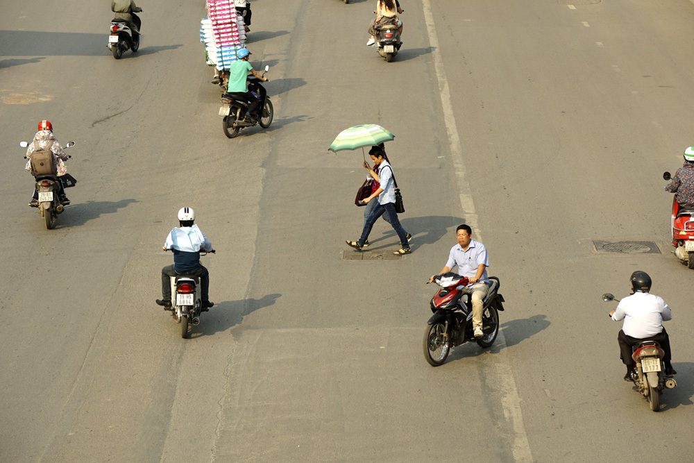 Dấu vết của dải phân cách - nơi trồng những cây xà cừ - nay đã biến thành mặt đường.