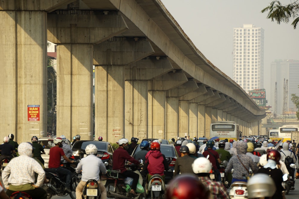 Con đường này hiện tại như một công trường lớn đầy khói bụi dưới nắng hè gay gắt.
