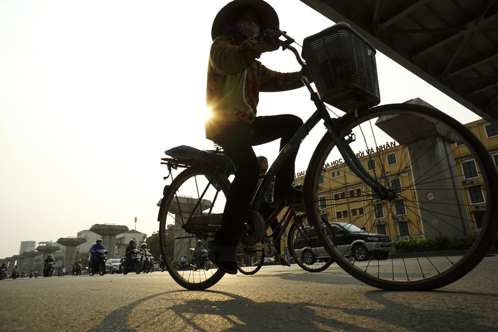 Con đường này hiện tại như một công trường lớn đầy khói bụi dưới nắng hè gay gắt.