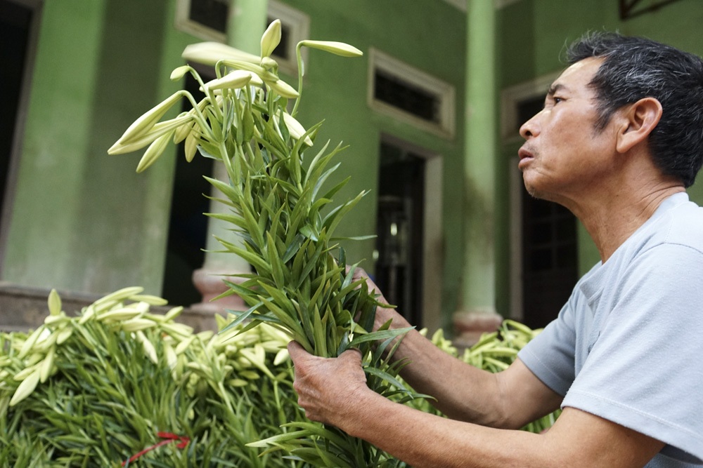 Ông Đường đang ngồi kì cạch mớ kèn lại để buổi tối các con ông sẽ mang ra chợ Quảng An bán.