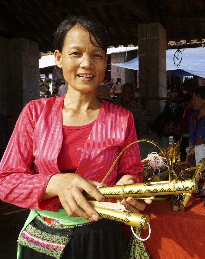 Một món đồ chơi trẻ em được chế tạo bằng tre của người Mường tỉnh Hòa Bình gọi là Cò - Tách.