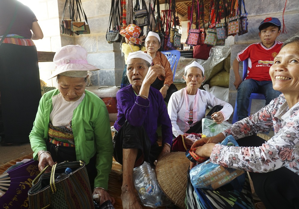 Các cụ già người Mường ở huyện Quốc Oai, Hà Nội đi chơi chợ.