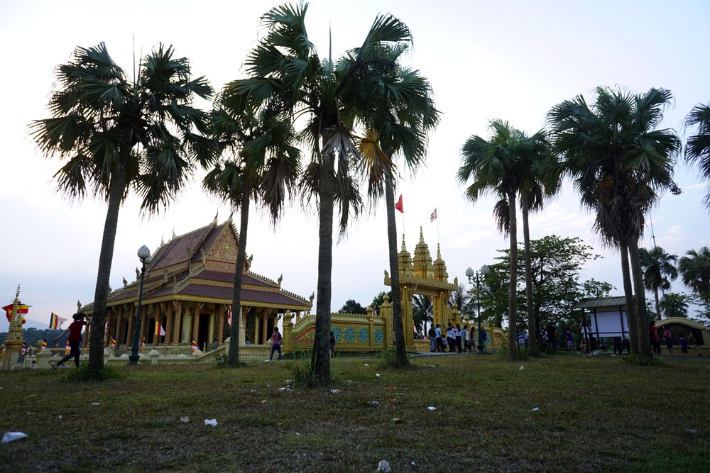Không gian chùa Khmer thu hút rất đông người tham quan.