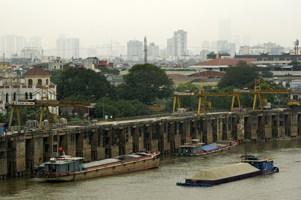 Từ ngoại thành nhìn về Thủ đô - 8 Một cảng đường thủy nội địa trên sông Hồng ở vùng ven phía Đông Bắc thành phố.