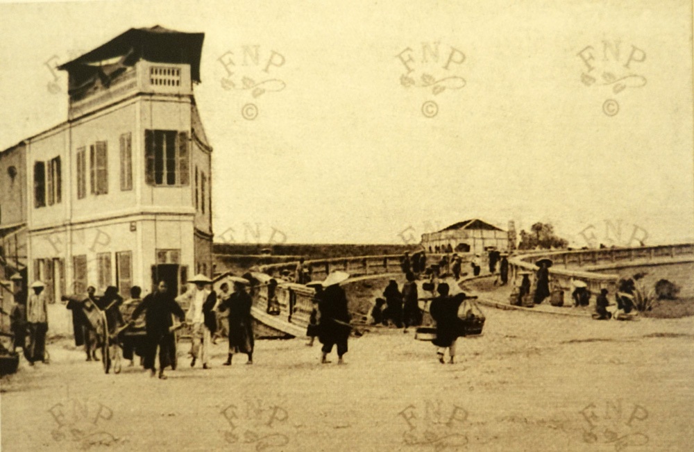 Đường xuống phía Hàng Khoai.