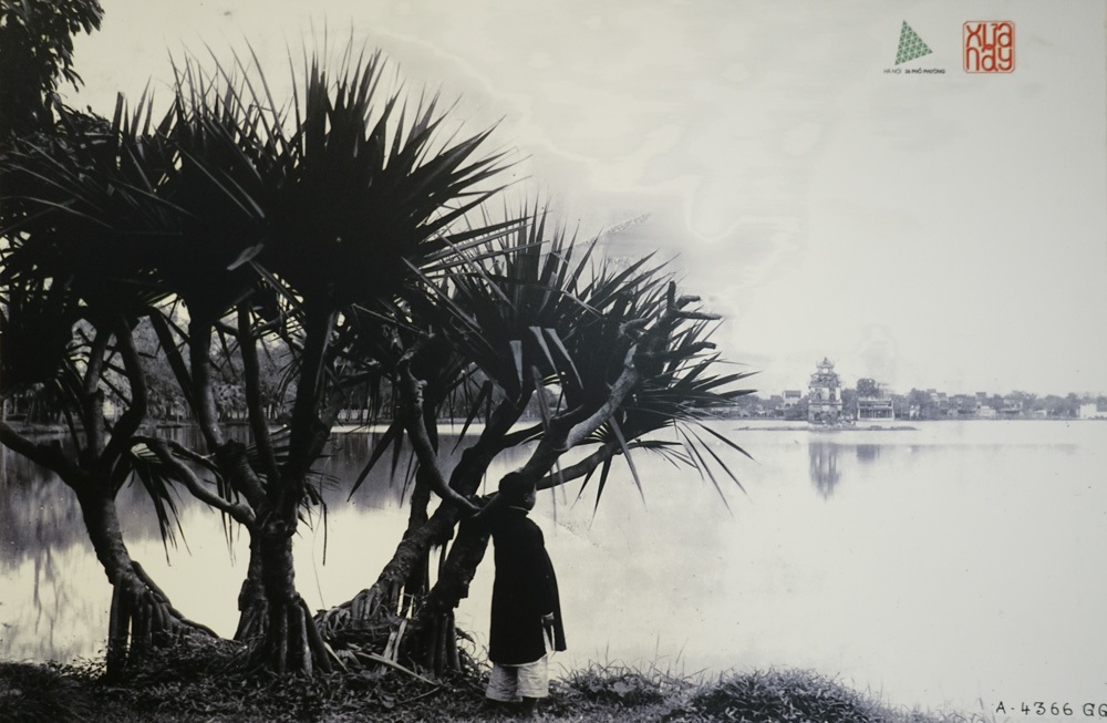 Hồ Hoàn Kiếm nhìn từ bờ Nam sang bờ Bắc, tấm ảnh này được chụp cách đây hơn một thế kỷ.