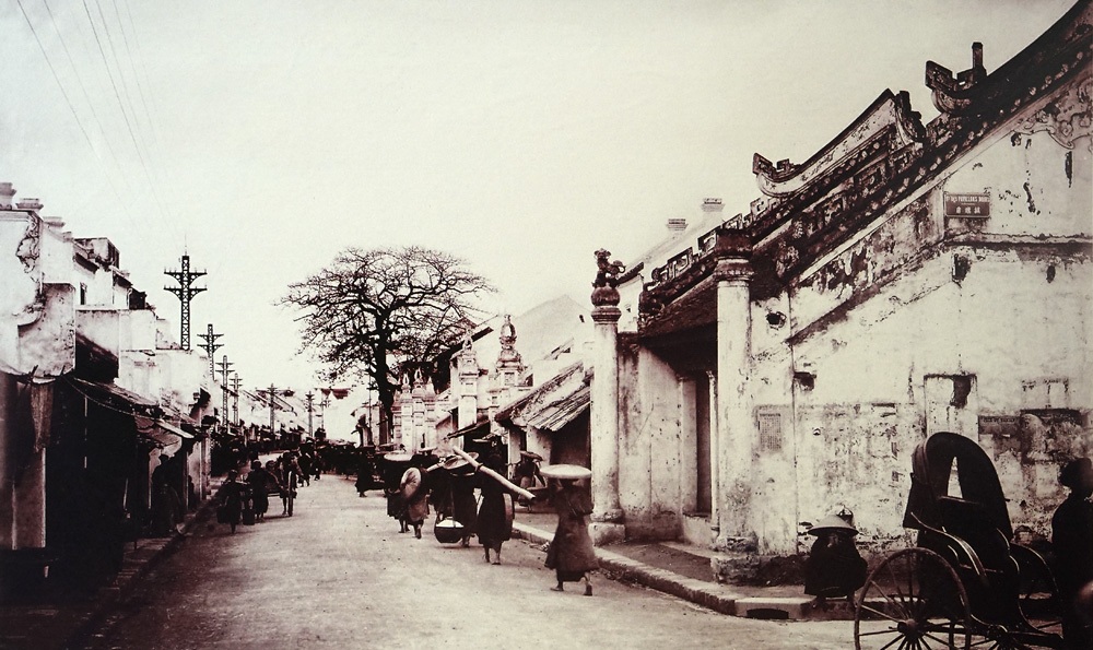 Phố Hàng Bạc nhìn từ phố Hàng Mắm, ảnh chụp cuối thế kỷ 19.