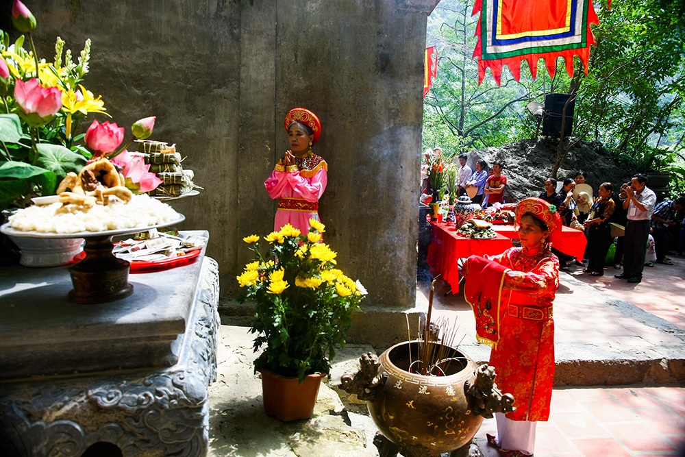 Hàng nghìn thuyền rước trong lễ hội Đức Thánh Quý Minh Đại Vương - 9 Chủ tịch tỉnh Ninh Bình Đinh Văn Điến lấy nước sông rót vào bình chuẩn bị dâng lên đền Trần.