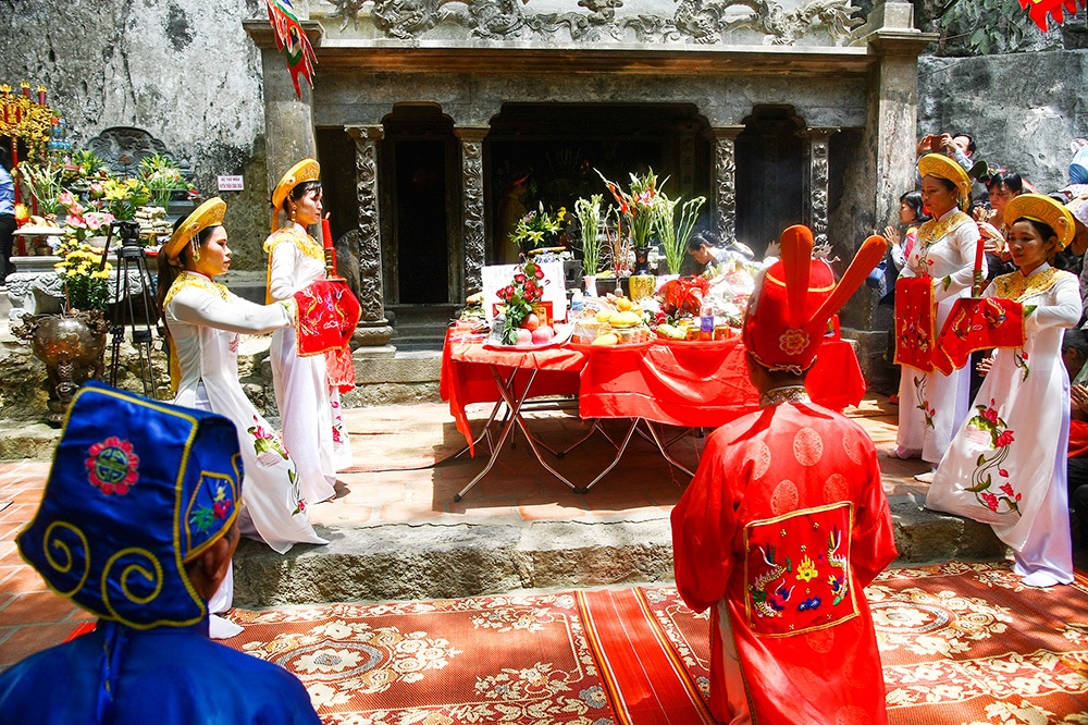 Hàng nghìn thuyền rước trong lễ hội Đức Thánh Quý Minh Đại Vương - 10 Ninh Bình hiện có tới gần 70 đền thờ Đức Thánh Quý Minh Đại Vương.