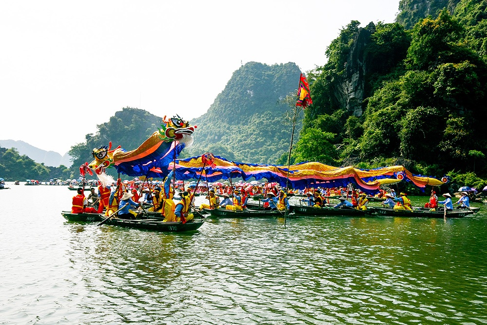 Hàng nghìn thuyền rước trong lễ hội Đức Thánh Quý Minh Đại Vương - 5 Những màn múa rồng trên mặt nước của đoàn rước trong suốt hành trình tiến về đền Trần.