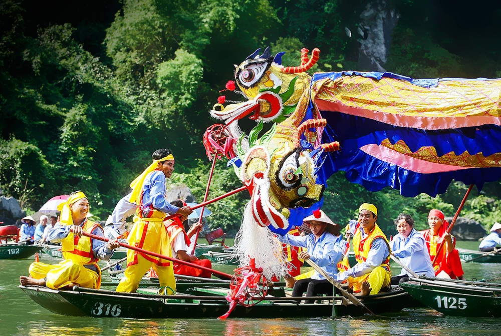 Hàng nghìn thuyền rước trong lễ hội Đức Thánh Quý Minh Đại Vương - 6 Những màn múa rồng trên mặt nước của đoàn rước trong suốt hành trình tiến về đền Trần.