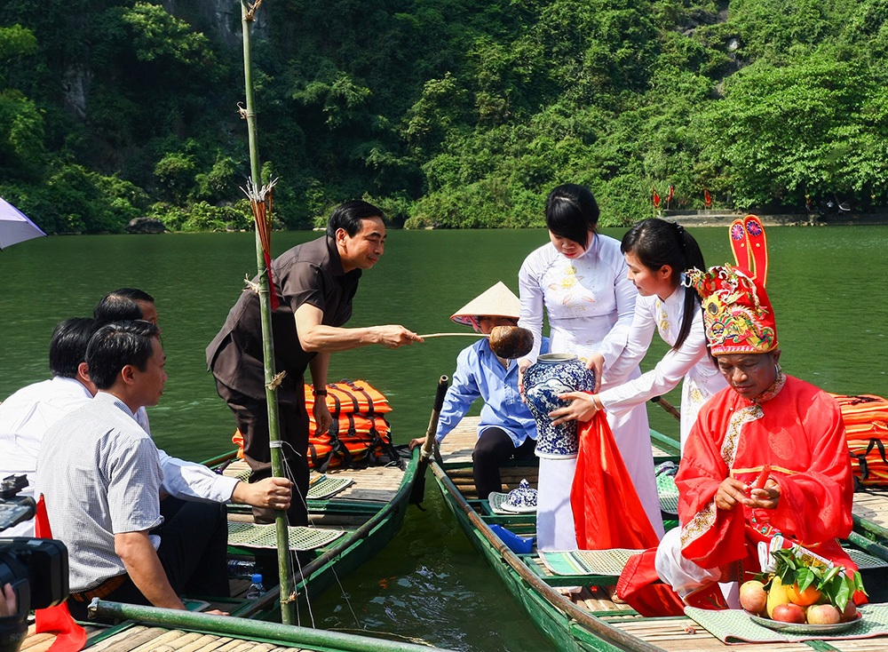 Hàng nghìn thuyền rước trong lễ hội Đức Thánh Quý Minh Đại Vương - 7 Chủ tịch tỉnh Ninh Bình Đinh Văn Điến lấy nước sông rót vào bình chuẩn bị dâng lên đền Trần.